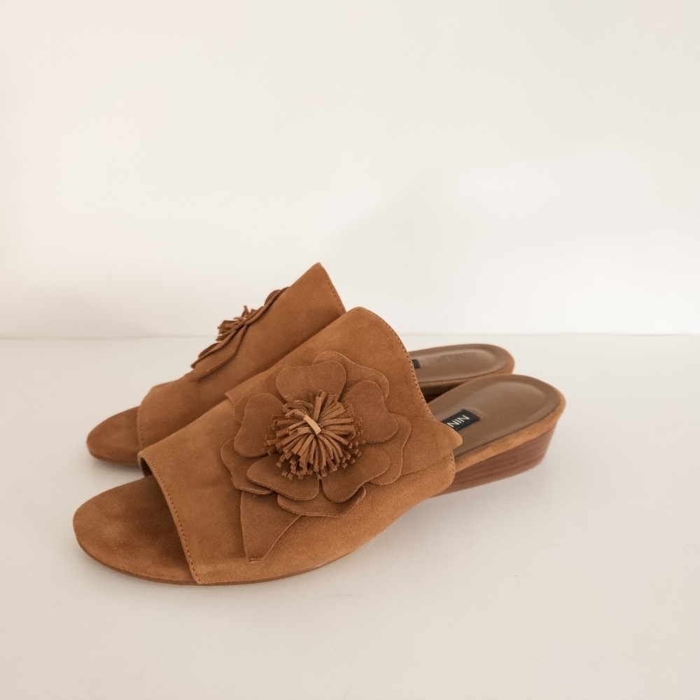 Nine West Lucienne Suede Slide size 6.5 rosette - Picture 5 of 7
